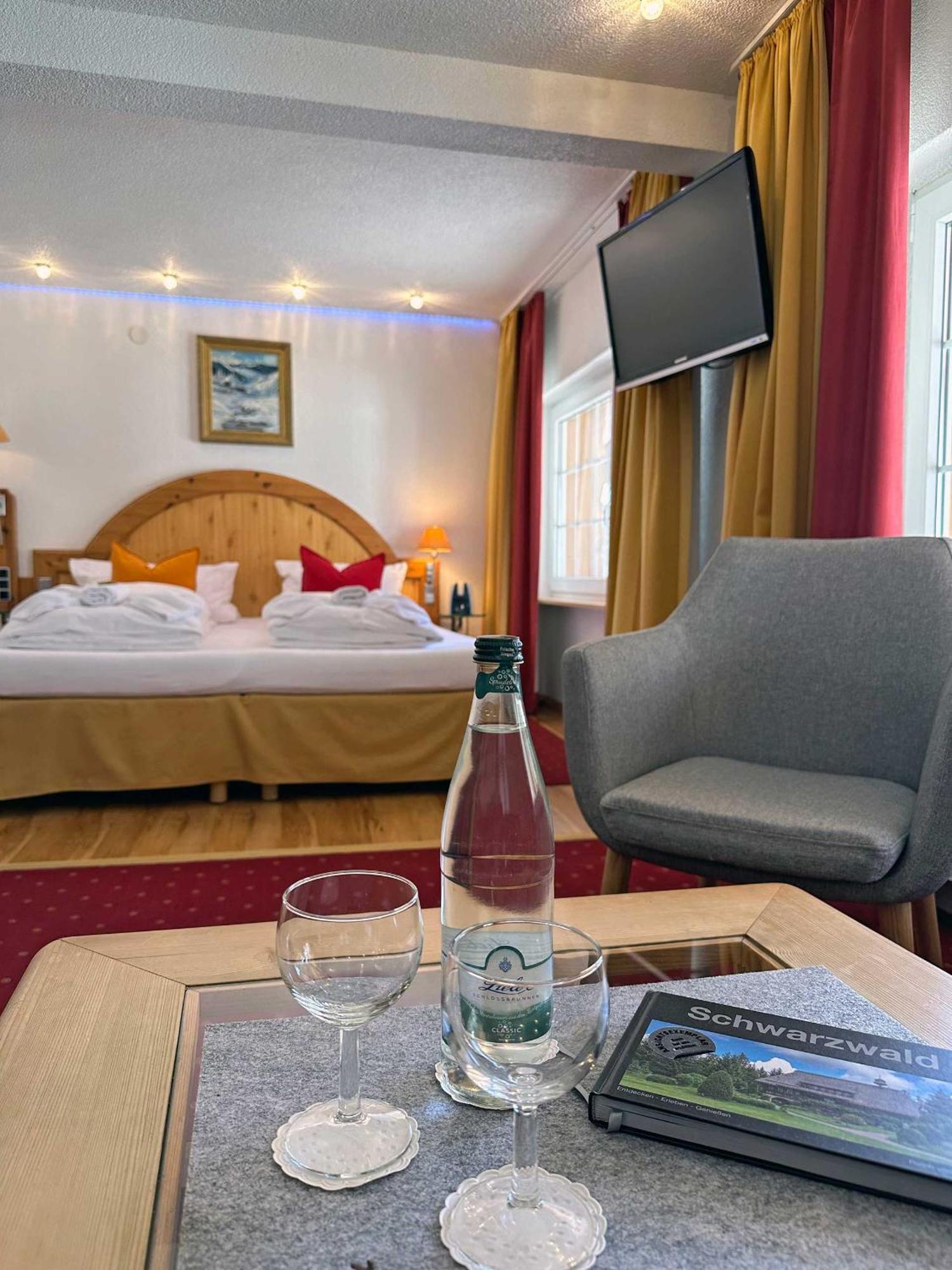 Hotel Hirschen Menzenschwand-Hinterdorf エクステリア 写真